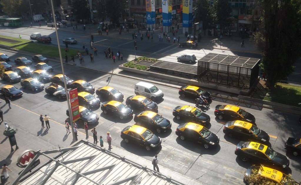 Taxistas chilenos protestan contra Uber y Cabify
