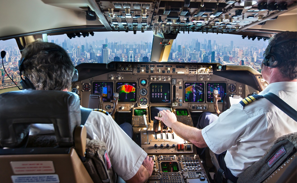 ¡Más seguridad en los cielos! Barrera adicional en aviones comerciales para proteger a los pilotos