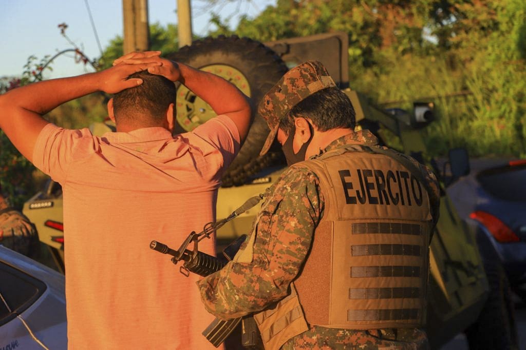 10 mil militares y policías cercan municipio salvadoreño para capturar pandilleros