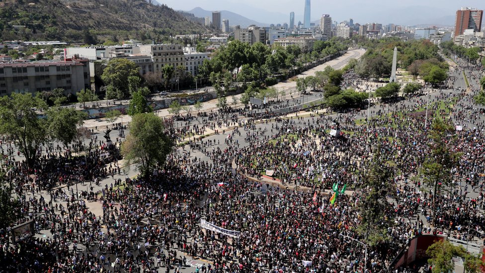 La imagen de la marcha pacífica en Chile que muestra la otra cara del descontento
