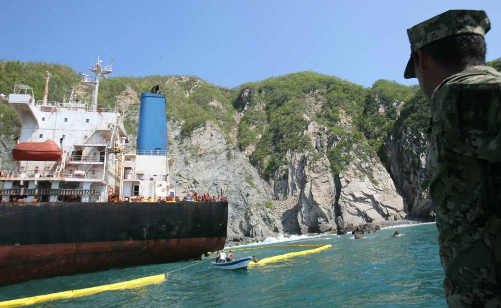 Supervisan trasiego de buque varado por “Patricia”