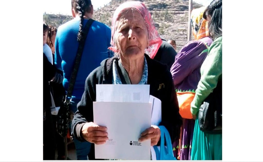 Mujer tarahumara de 81 años concluye la primaria