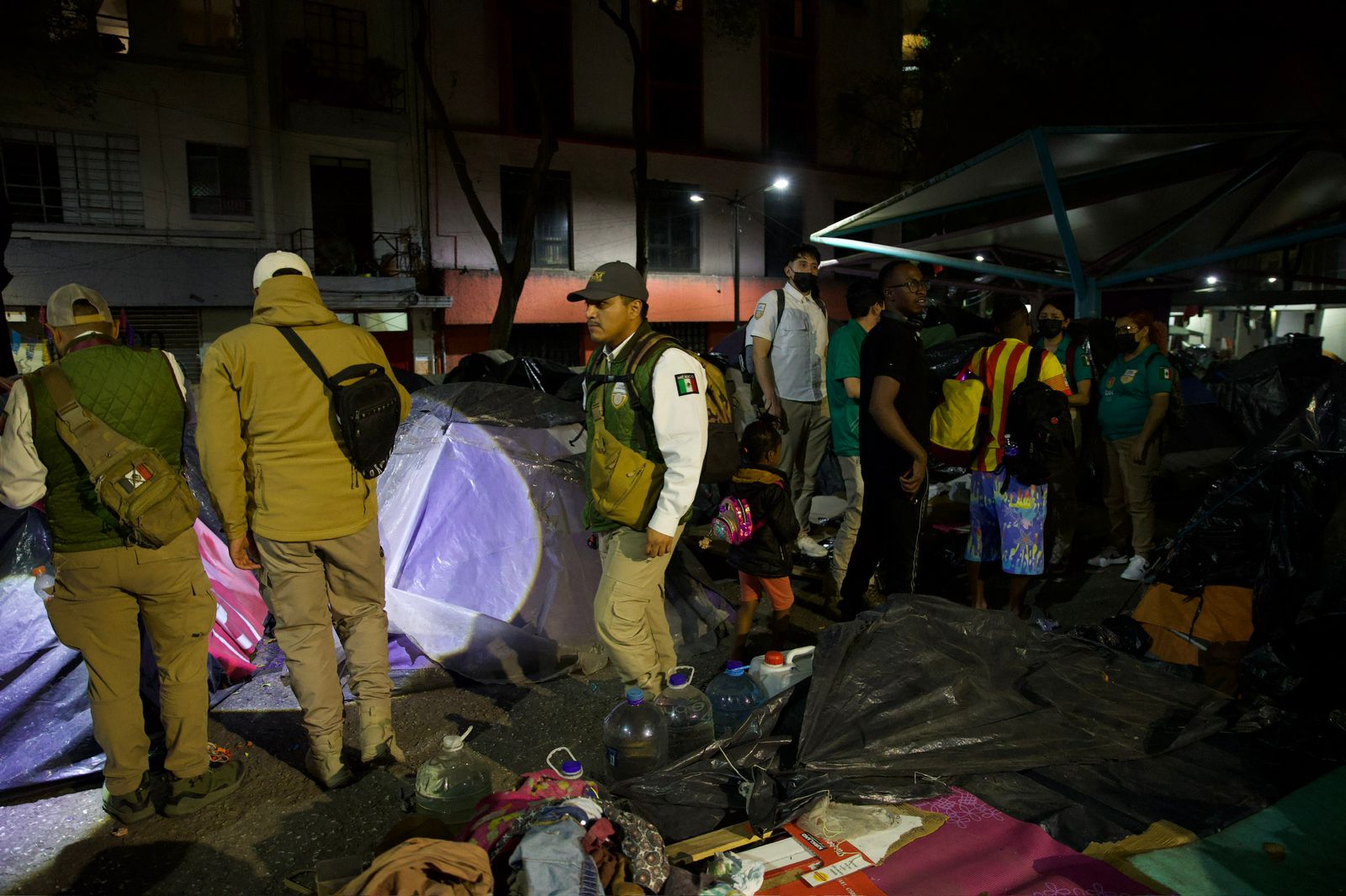 INM y Guardia Nacional desalojan campamento migrante de Plaza Giordano Bruno en la CDMX