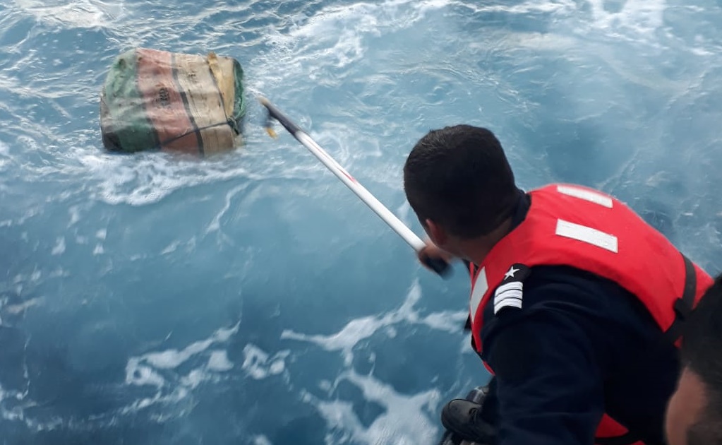 Marina asegura media tonelada de cocaína; flotaba en mar de Puerto Chiapas