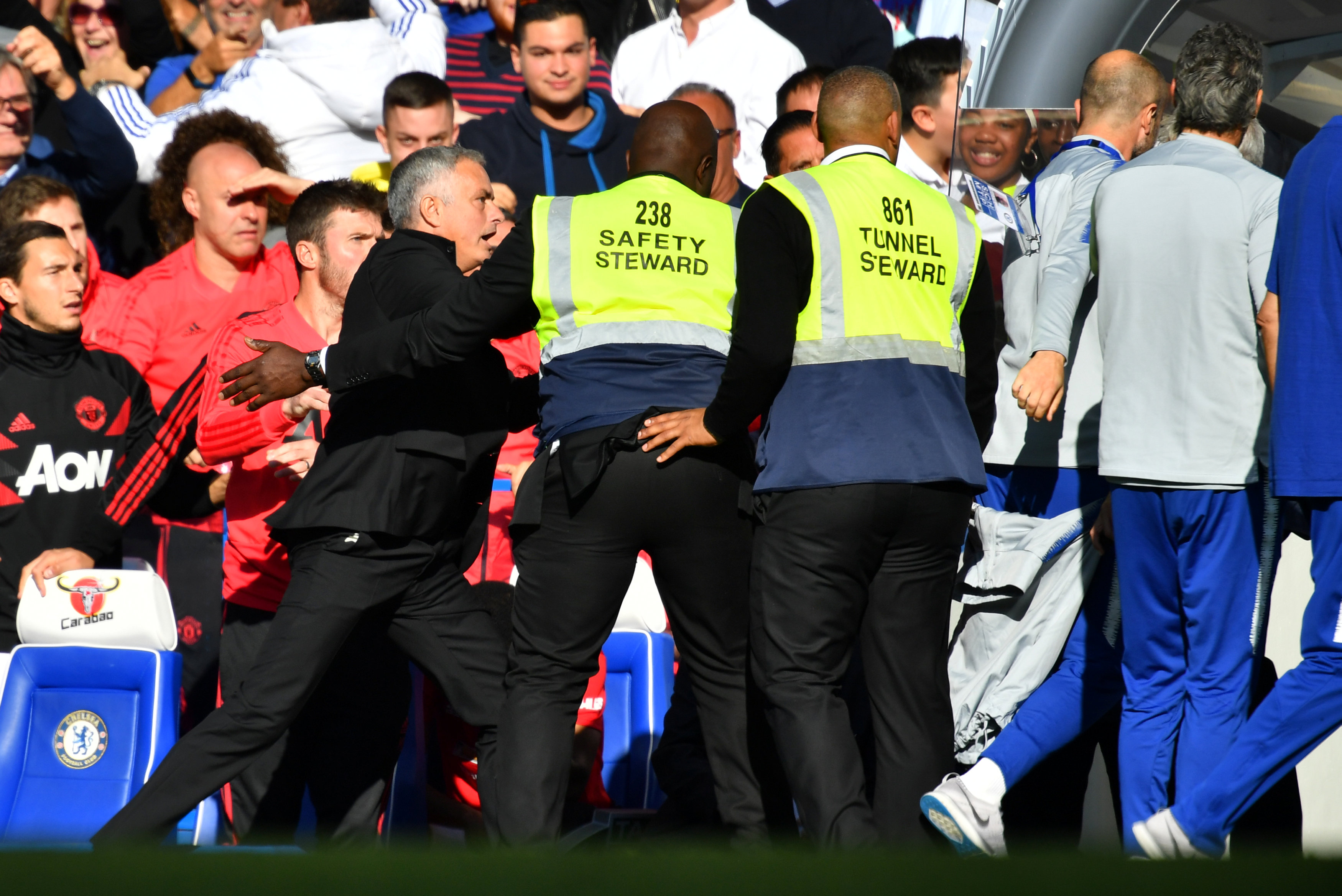 Mourinho casi se va a los golpes en empate del United