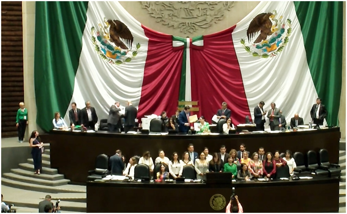 Por contienda electoral, diputados se enfrascan en guerra de porras en cierre de la 65 legislatura