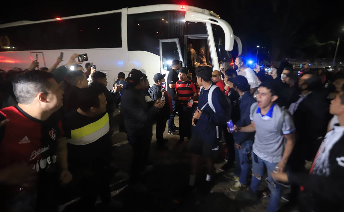 Escoltados por policías, aficionados del Atlas llegan a Jalisco tras enfrentamiento en Querétaro