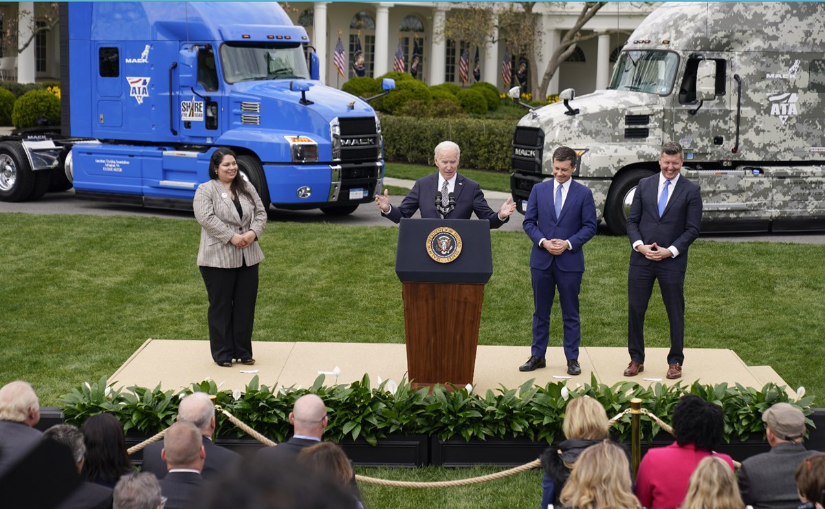 Biden anima a más mujeres y latinos a convertirse en camioneros