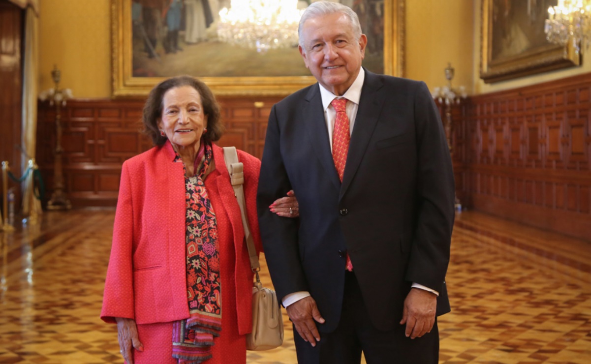 AMLO difunde foto con Ifigenia Martínez tras encuentro en Palacio Nacional