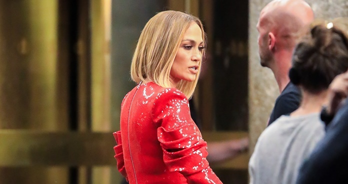 Jennifer Lopez presume silueta 'curvy' con vestido de cuero y lentejuelas