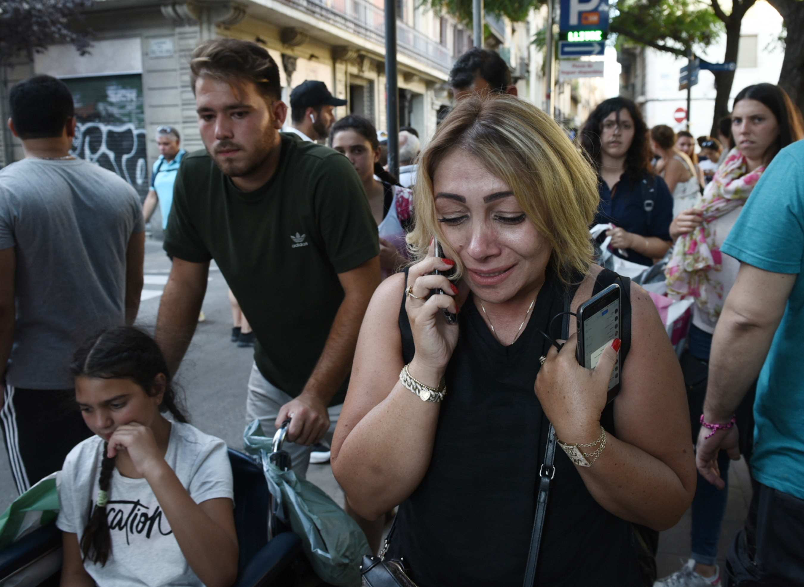 "Vi a muchas personas sangrando en el suelo": relatan atentado en Barcelona