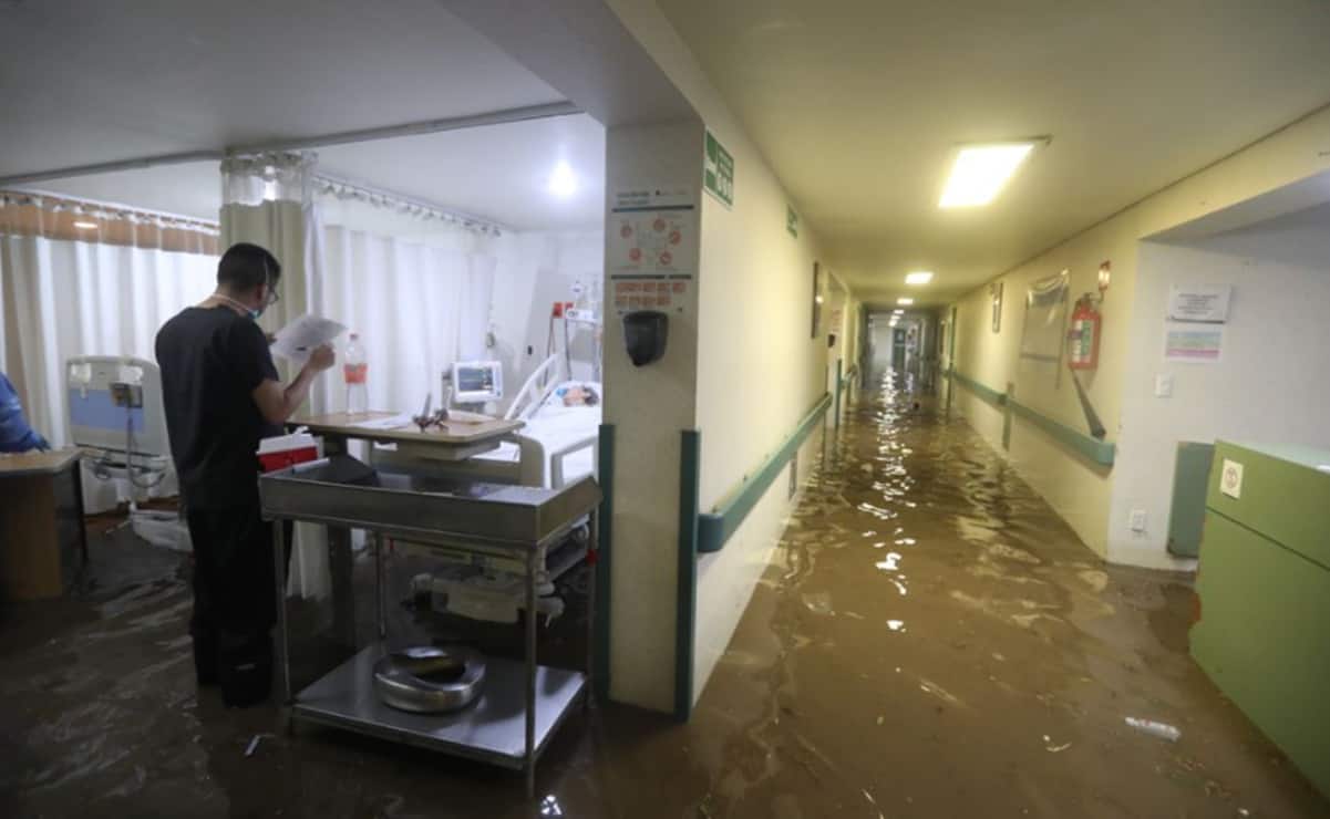 Trasladan a pacientes por inundación en hospital tras tormenta en Atizapán