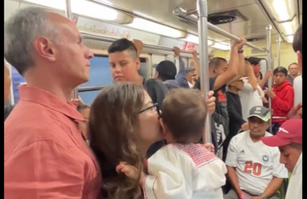 López-Gatell viaja en Metro con su familia