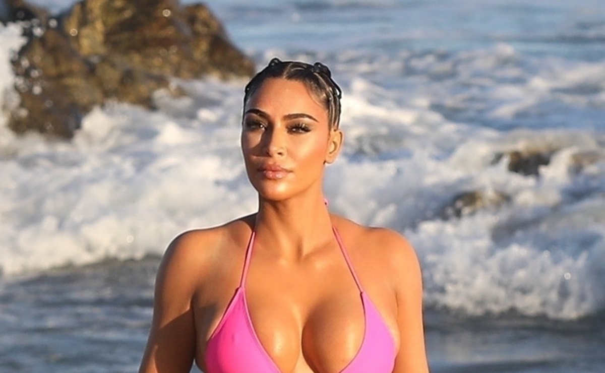 Kim Kardashian se luce en monokini nude con aberturas en la playa