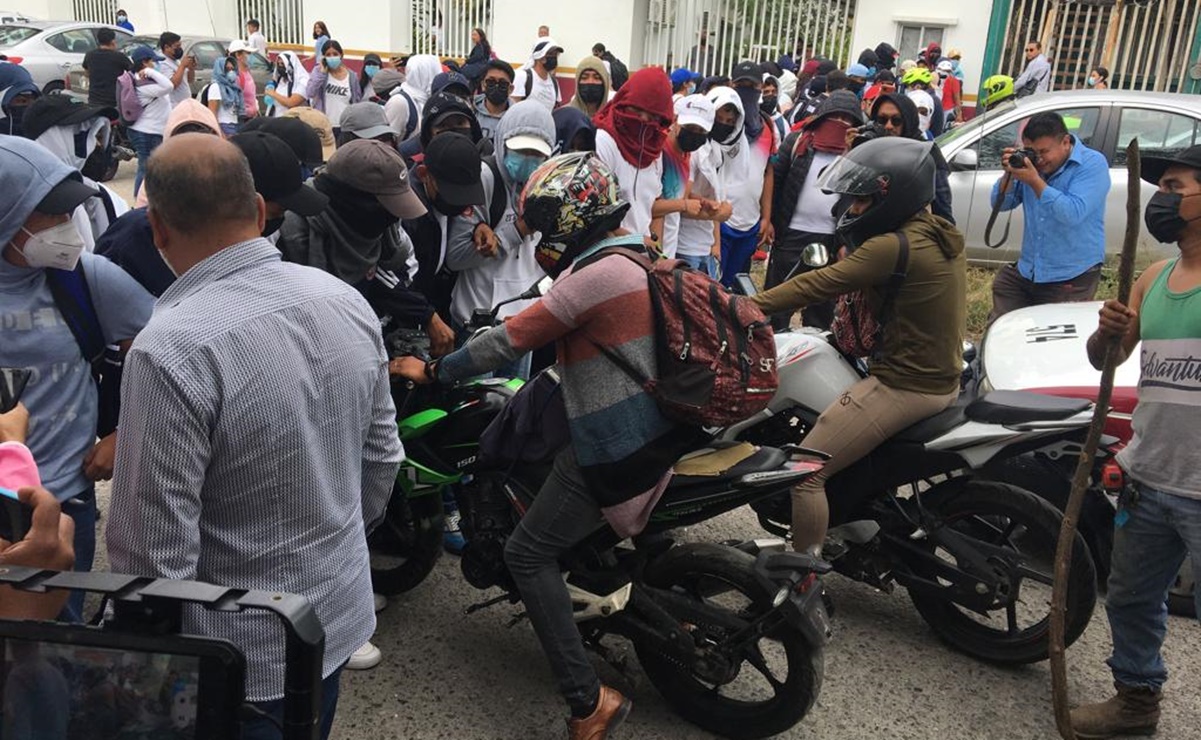 Con palos, transportistas se enfrentaron con normalistas que bloqueaban la Autopista del Sol