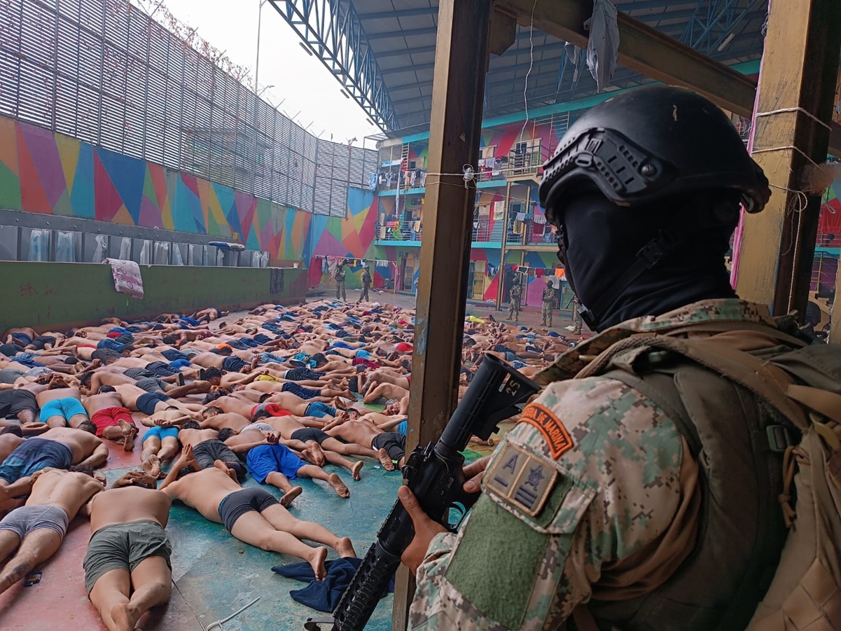 Policía de Ecuador rescata a 2 agentes secuestrados y detiene a un guardia por fuga de reos en Guayaquil