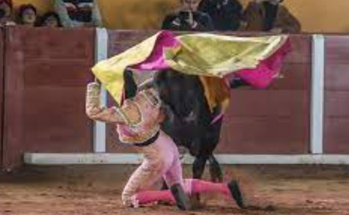 Torero que recibió grave cornada en Tlaxcala se debate entre la vida y la muerte 