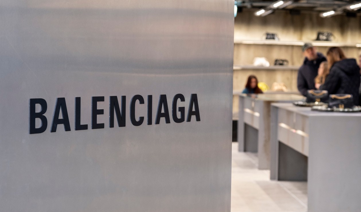 Fotógrafo de Balenciaga recibe amenazas tras polémica campaña con niños