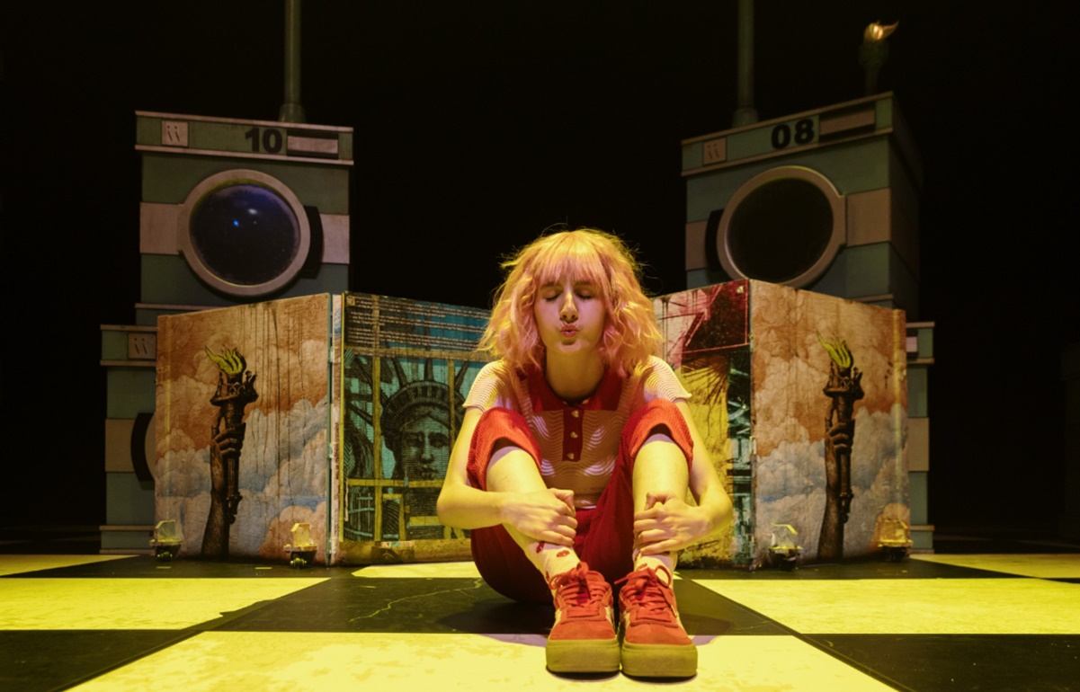 "Caperucita en Manhattan", obra de teatro que se presenta en en la Sala Miguel Covarrubias del Centro Cultural Universitario.
Foto: Cortesía / Teatro UNAM