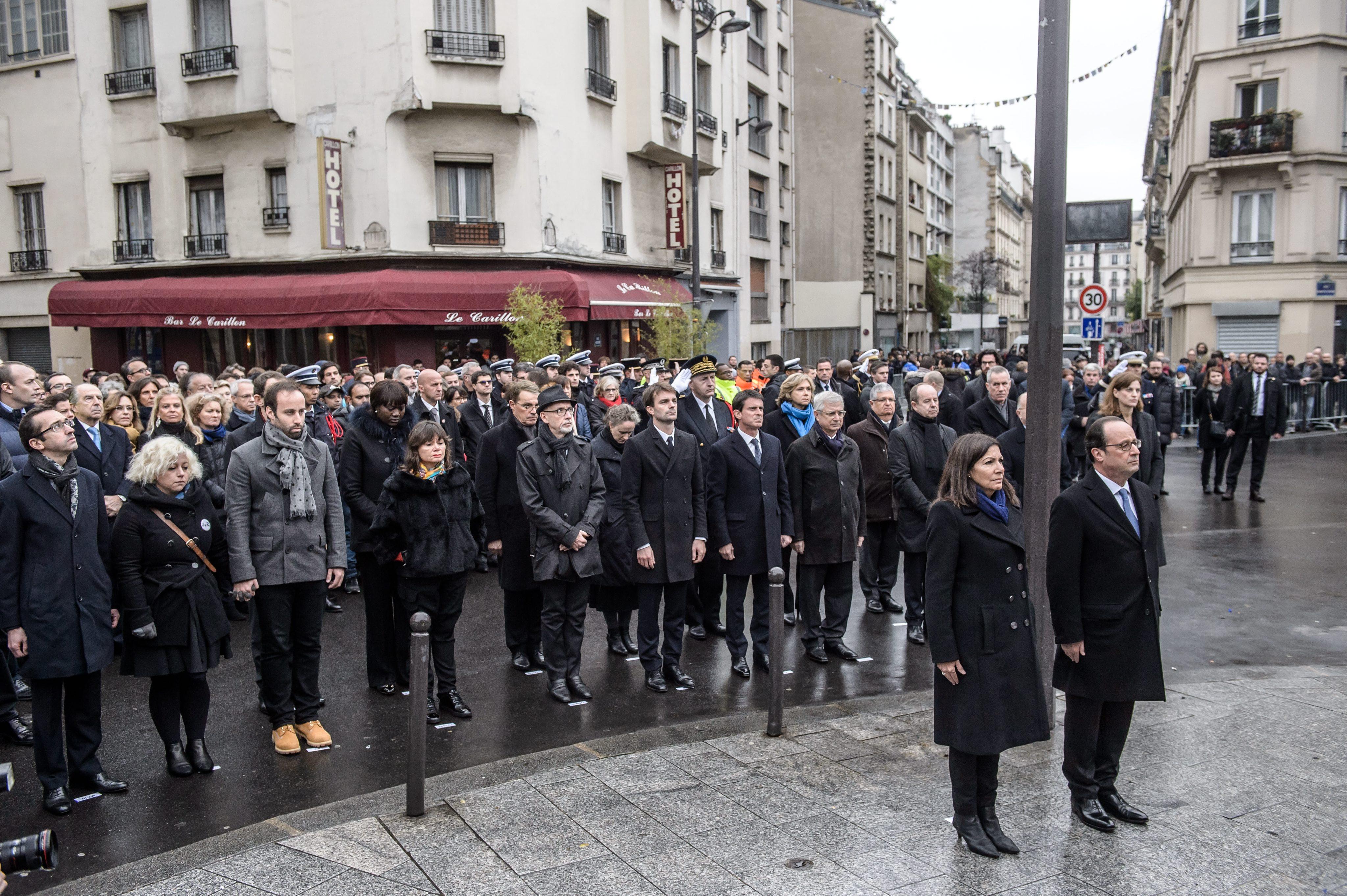 Hollande inicia homenaje por los atentados de París