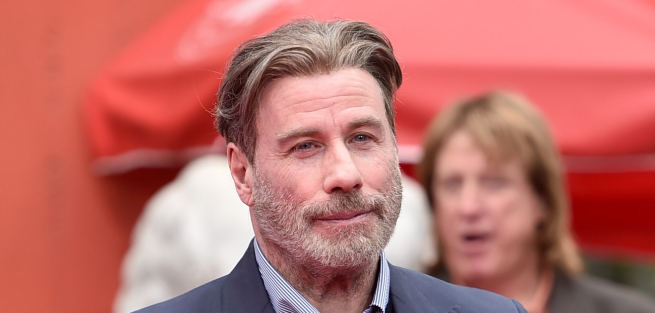 John Travolta causa furor en la web por su nuevo look