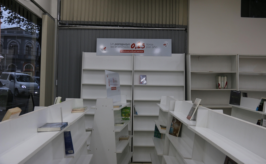 Librería vacía sus estanterías en el Día del Libro de Paraguay