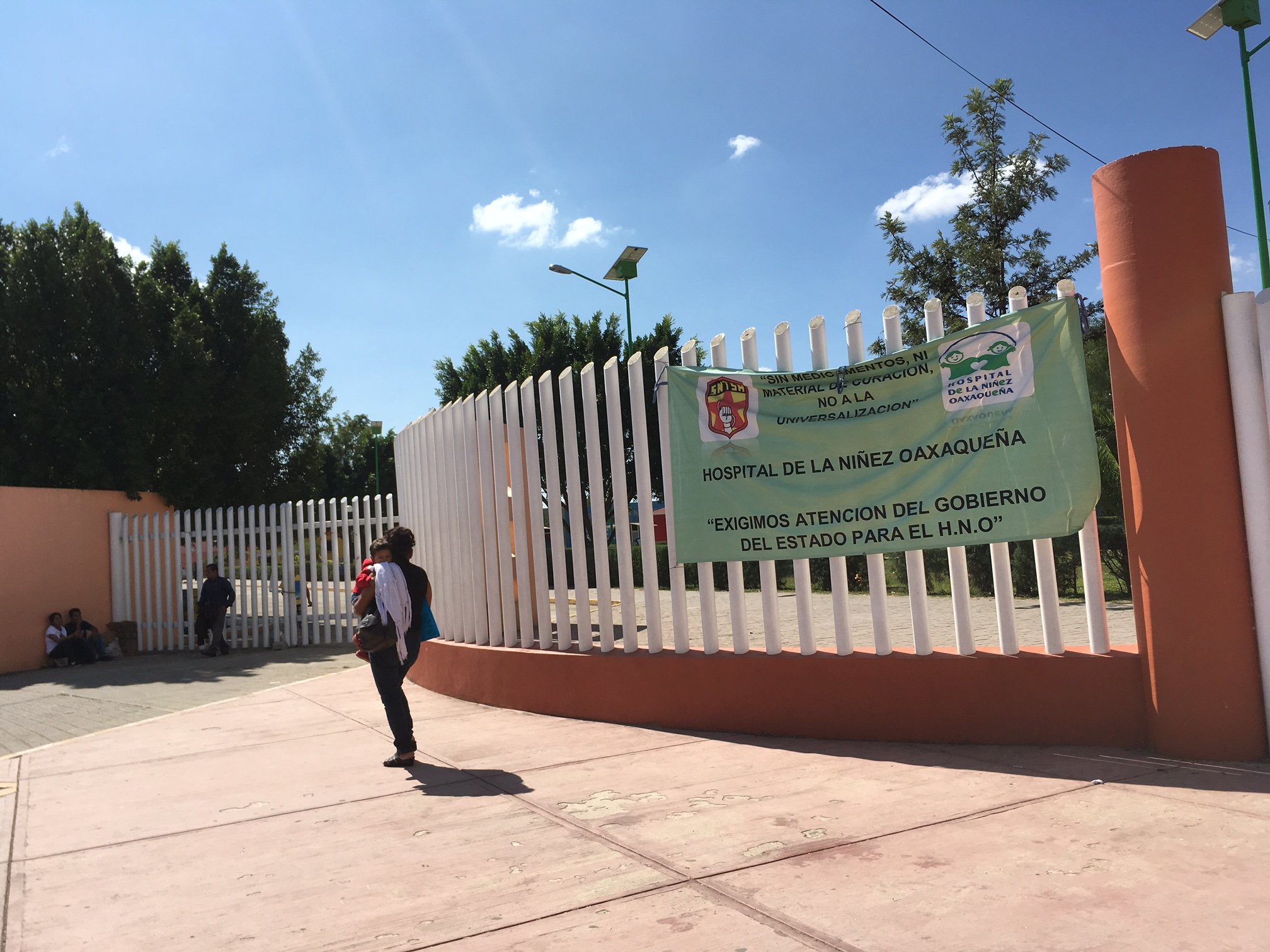 A medias, reanudan actividades en sector Salud de Oaxaca