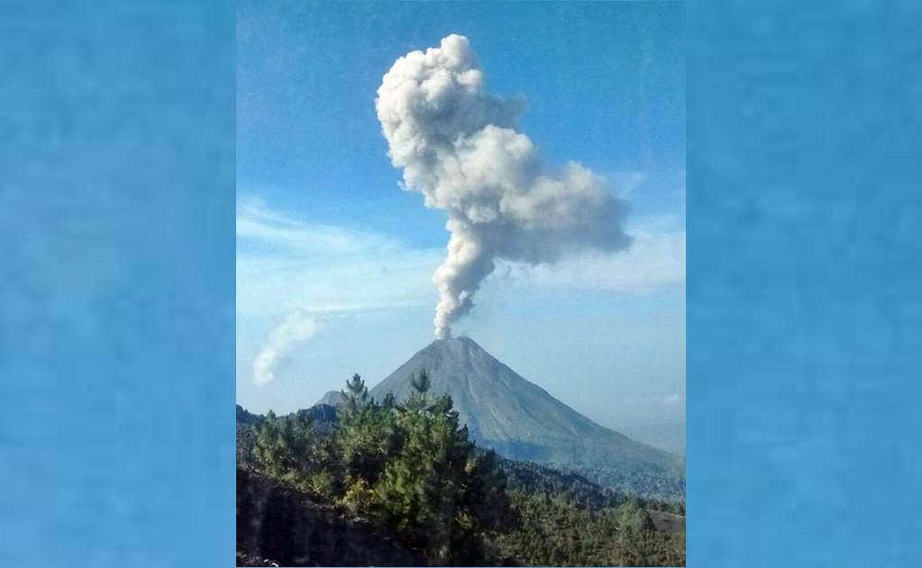 Volcán de Colima emite 2 grandes exhalaciones