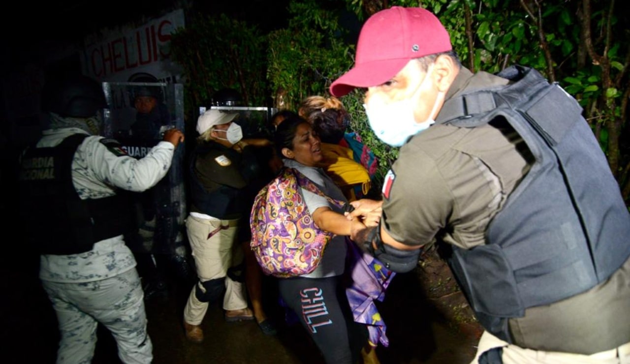 Tras enfrentamiento, autoridades dispersan cuarta caravana migrante en Chiapas 