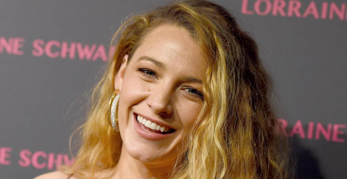 Blake Lively luce cuerpazo en bikini blanco y top cruzado 