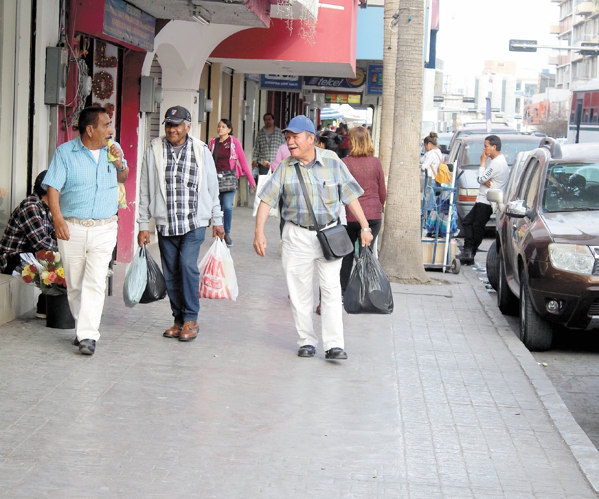 Sin importar prohibición, aún empacan con bolsas