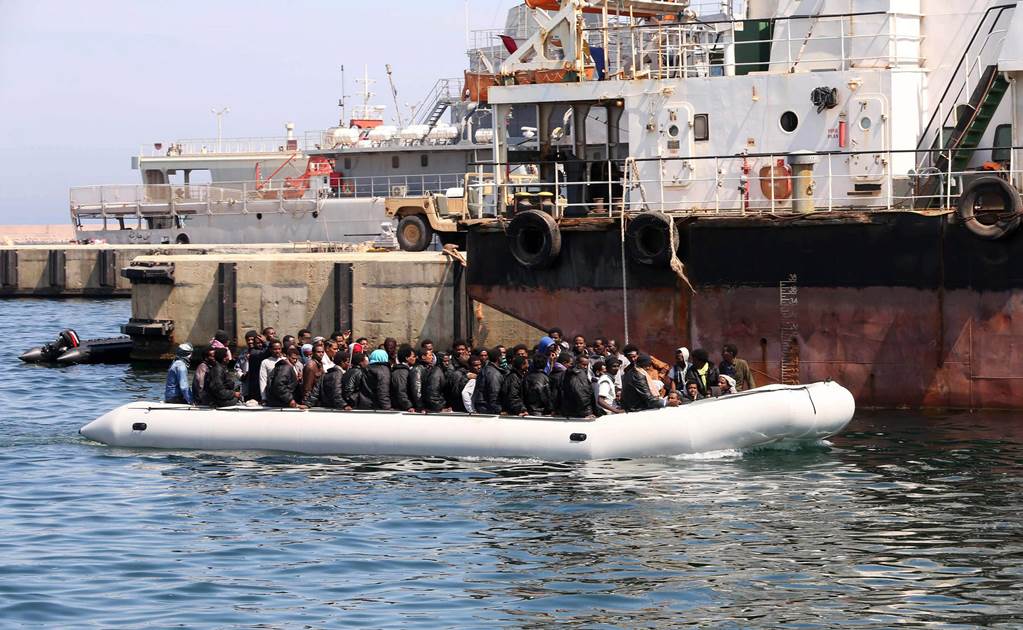 Vuelca barcaza con cientos de migrantes en costas de Libia