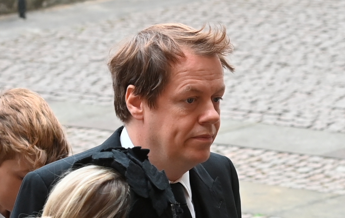 Hijos de la reina Camila fueron de los primeros invitados en llegar al funeral de Isabel II