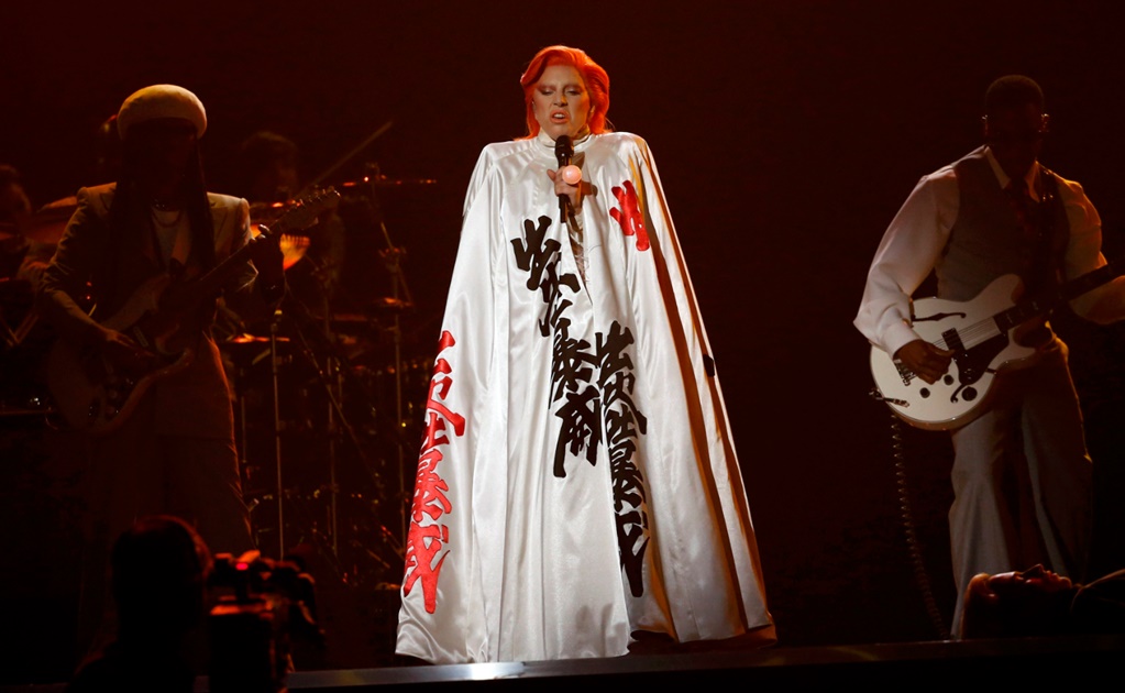 Lady Gaga hace homenaje a Bowie en los Grammy