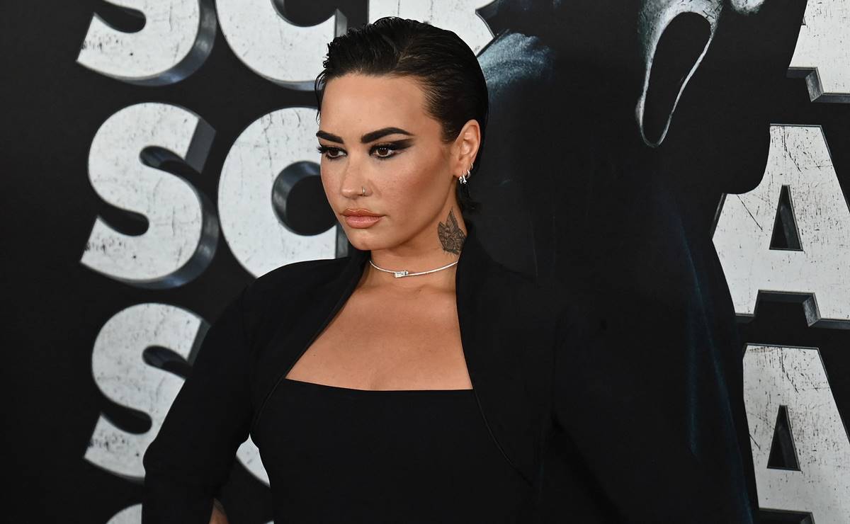 Demi Lovato delinea su silueta con ajustado vestido negro en estreno de Scream VI