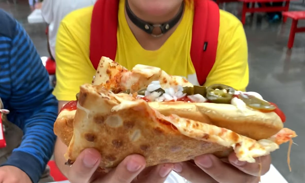 El 'Tacostco', la extraña combinación de pizza y hot dog que se volvió viral en TikTok