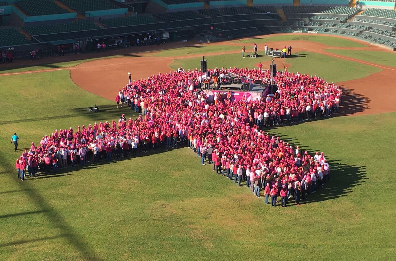 Forman 'lazo rosa' contra el cáncer de mama en Coahuila