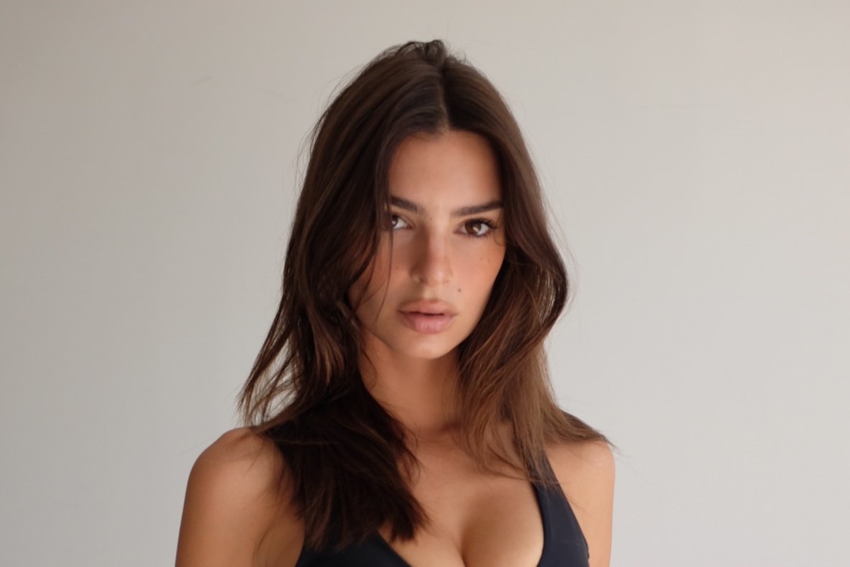 Emily Ratajkowski presume silueta con sesión en bikini negro