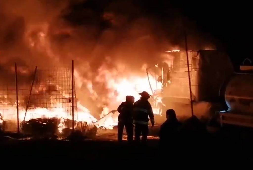 Incendio consume miles de llantas en Tultitlán