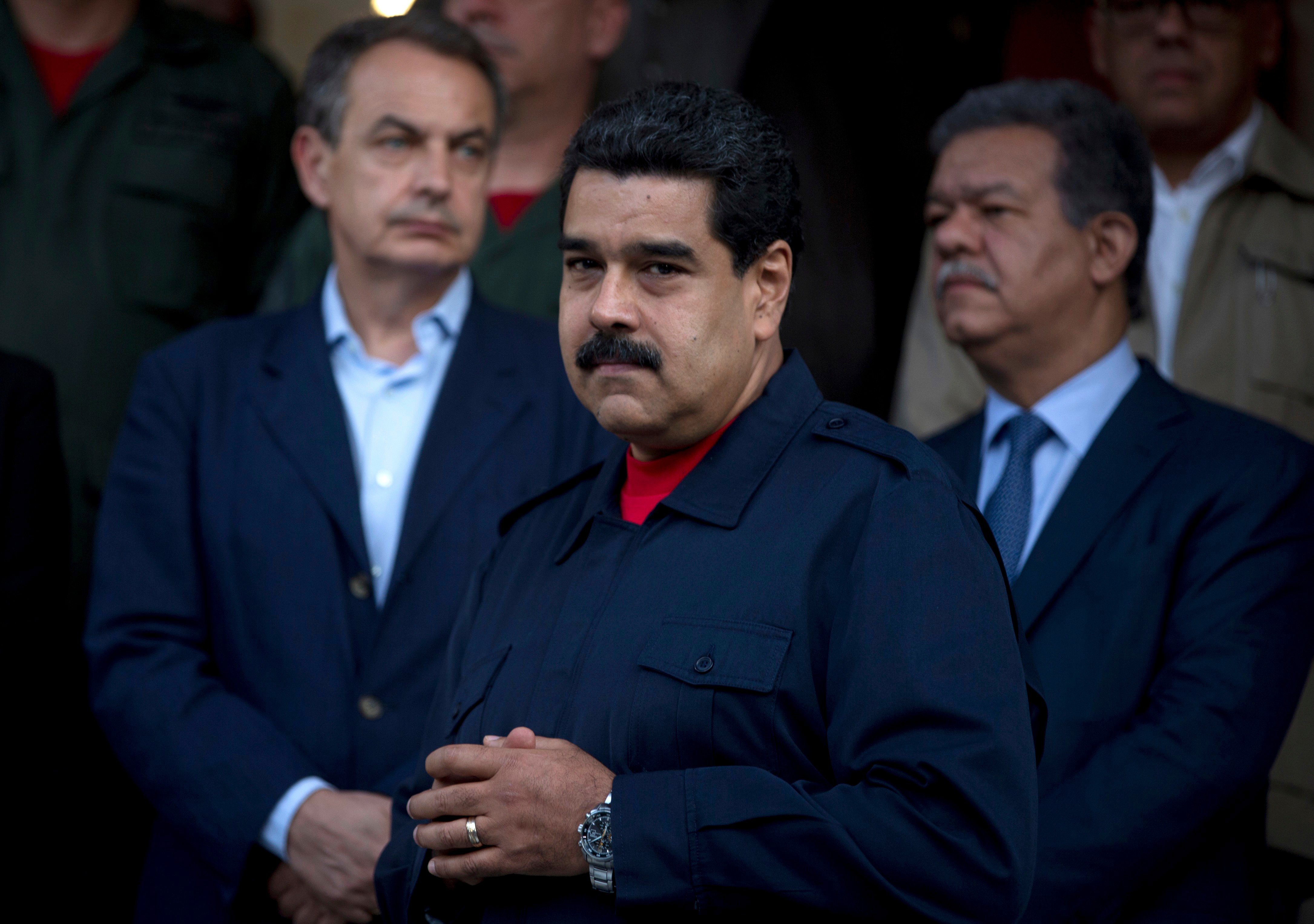 Maduro pide a oposición abandonar "el camino del golpismo"