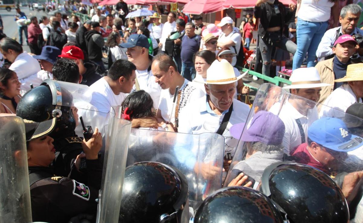 VIDEO: Elementos de la SSC encapsulan bloqueo de manifestantes con discapacidad visual en Eje Central