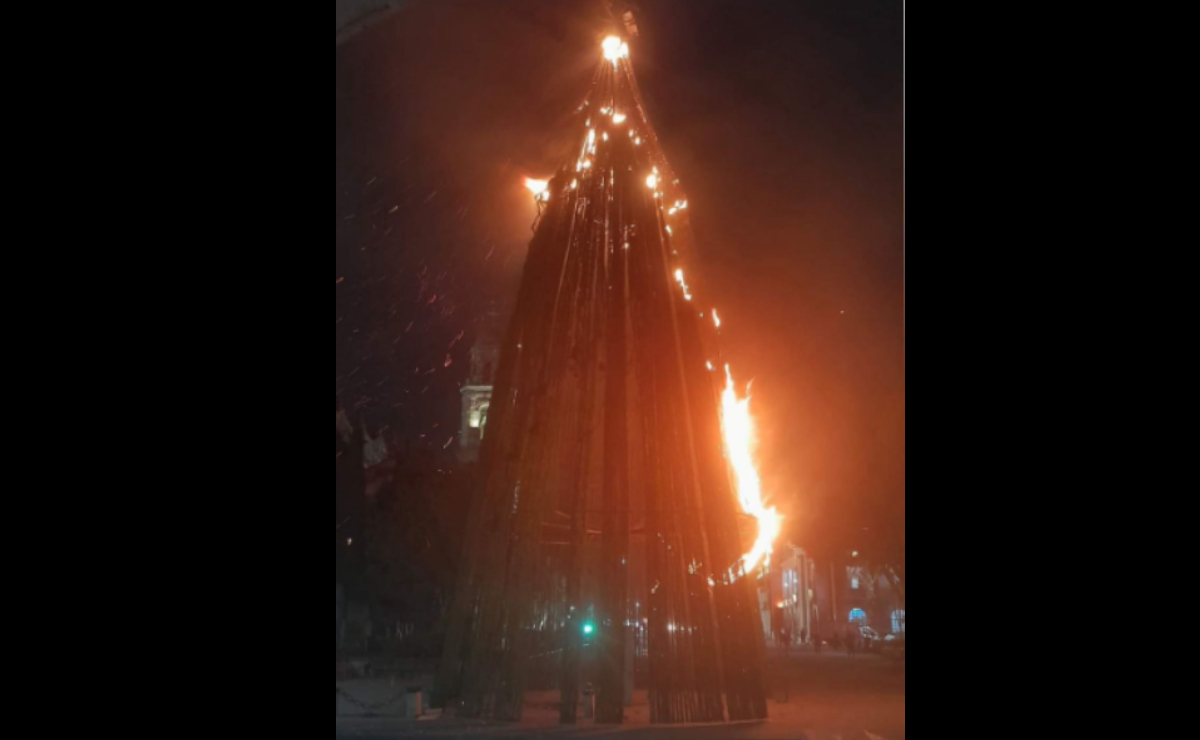 Incendio de Árbol de Navidad en Tlalnepantla fue intencional, asegura ayuntamiento