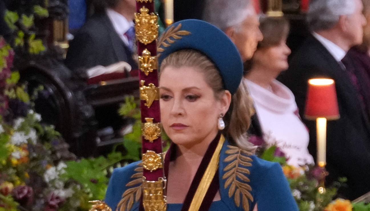 Quién es la mujer que cargó la espada en la coronación de Carlos III 