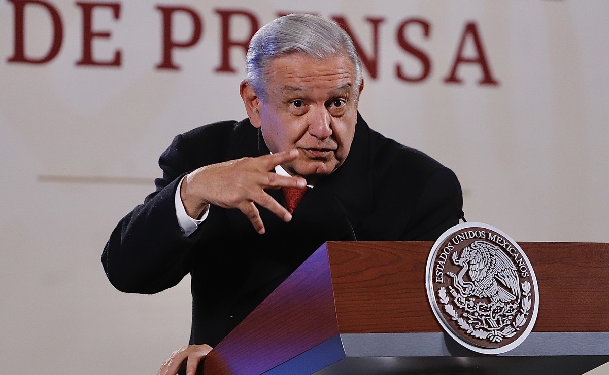 AMLO dice que barreras fronterizas de Texas que impiden el paso a migrantes son “muy vulgares”