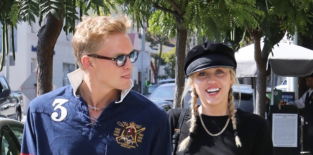 Miley Cyrus pasea en atuendo braless con su novio Cody Simpson 