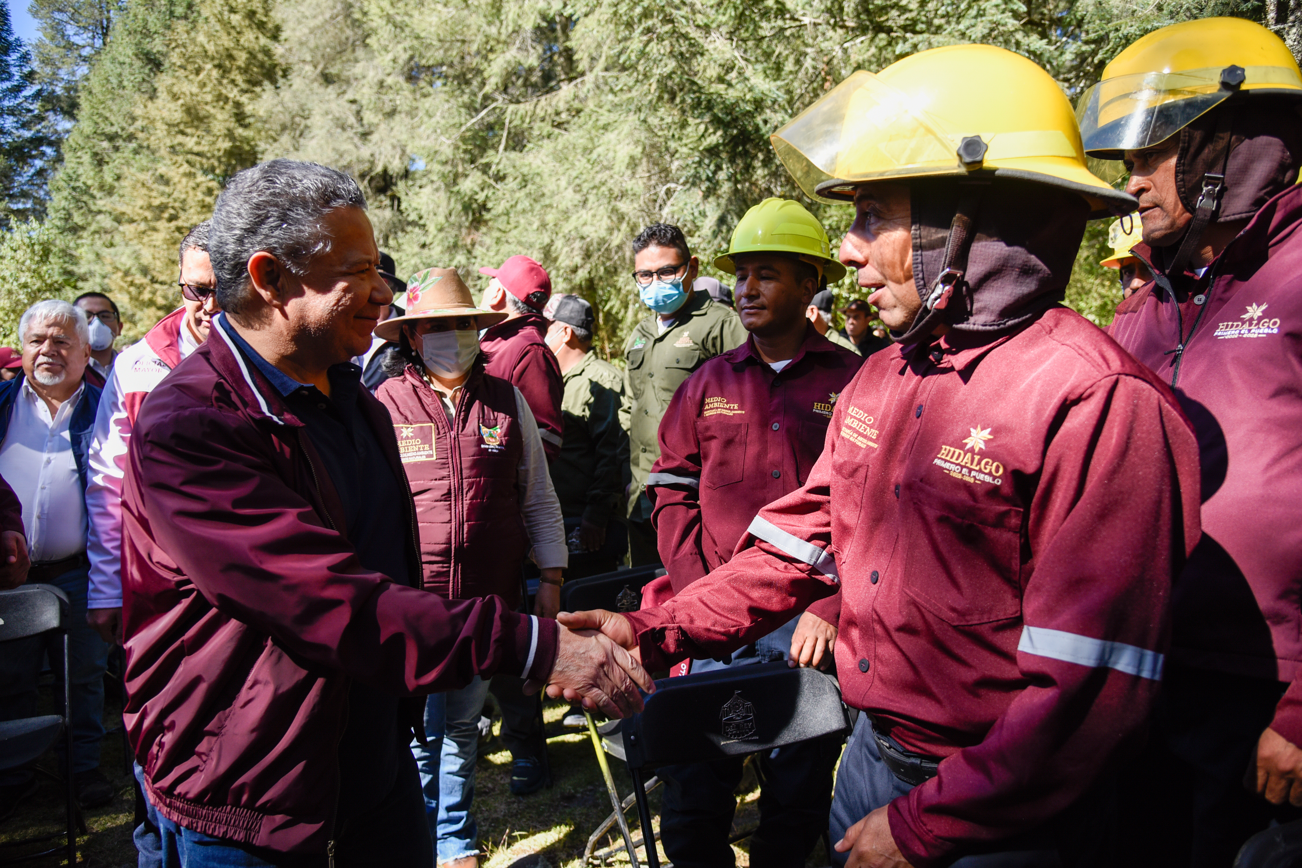 Julio Menchaca entrega equipos a responsables de cuidar los bosques de Hidalgo