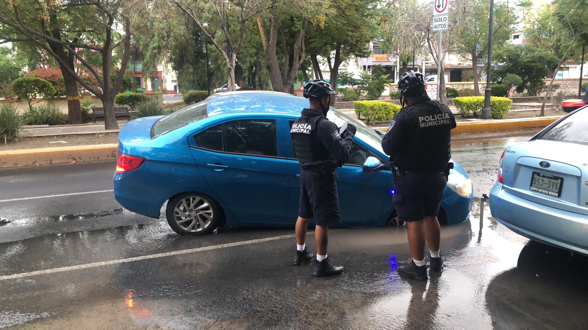 Video. Socavón sorprende a automovilistas en Querétaro