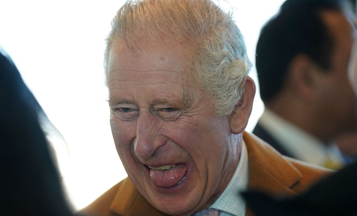 Carlos III, otra vez atacado con huevos en gira oficial