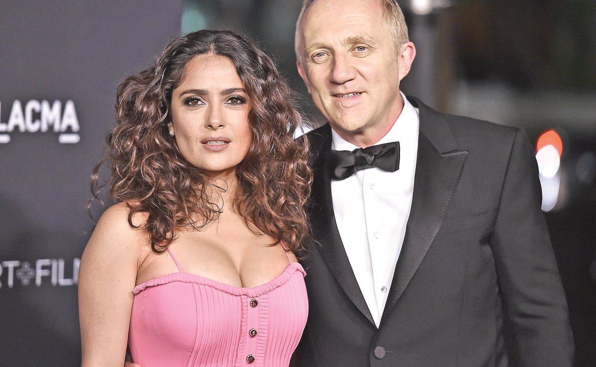 Salma Hayek impacta con figura curvilínea y vestido negro ceñido 