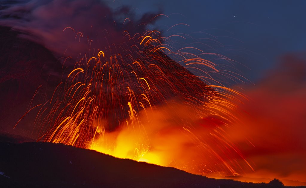 Volcán Etna "despierta" y entra en erupción en Italia